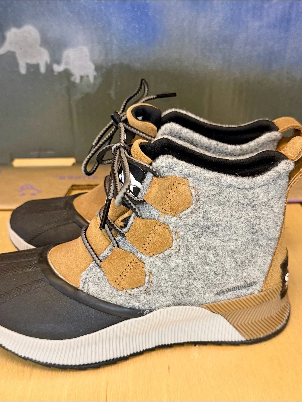 Sorel Women’s Tan and Black Out N About Lace Up Boots with Gray Accents Size 5
